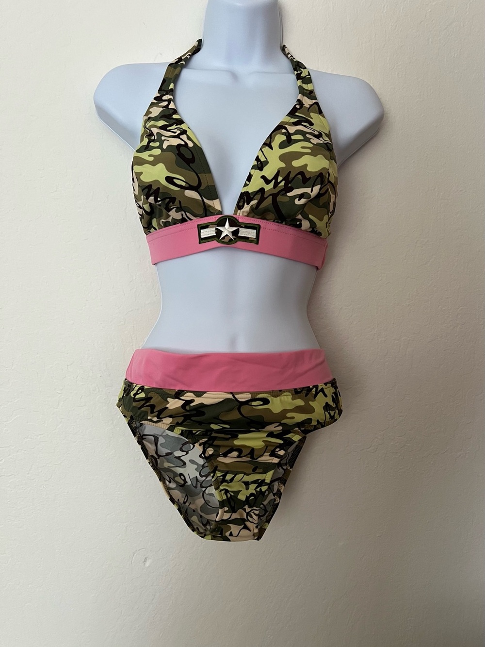 Venus Three Piece Camo & Pink Bikini Set
Both tops included. Size DD & 10 NWOT